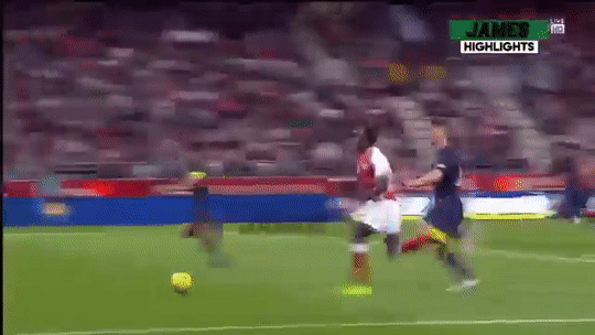  法甲赛季收官巴黎卫冕成功捧杯  