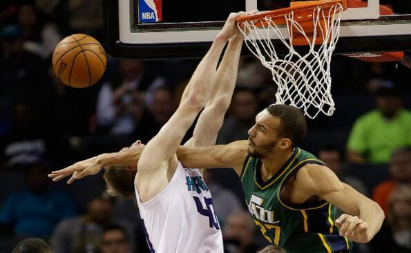  热火阿德巴约护框到位，尼克斯兰德尔低位单打受限